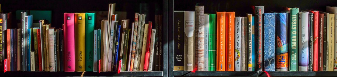 livres sur étagères