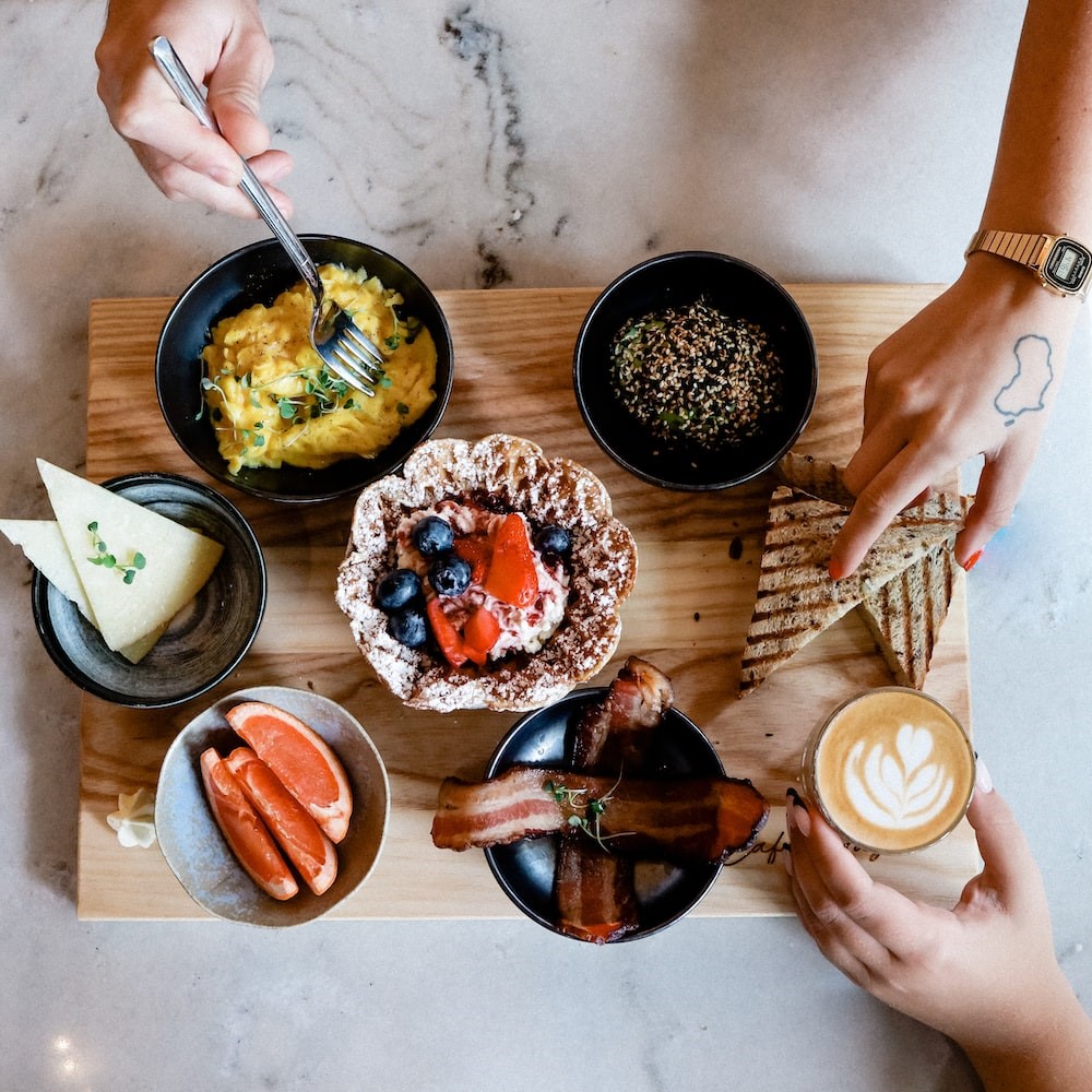 TABLE AVEC ALIMENTS