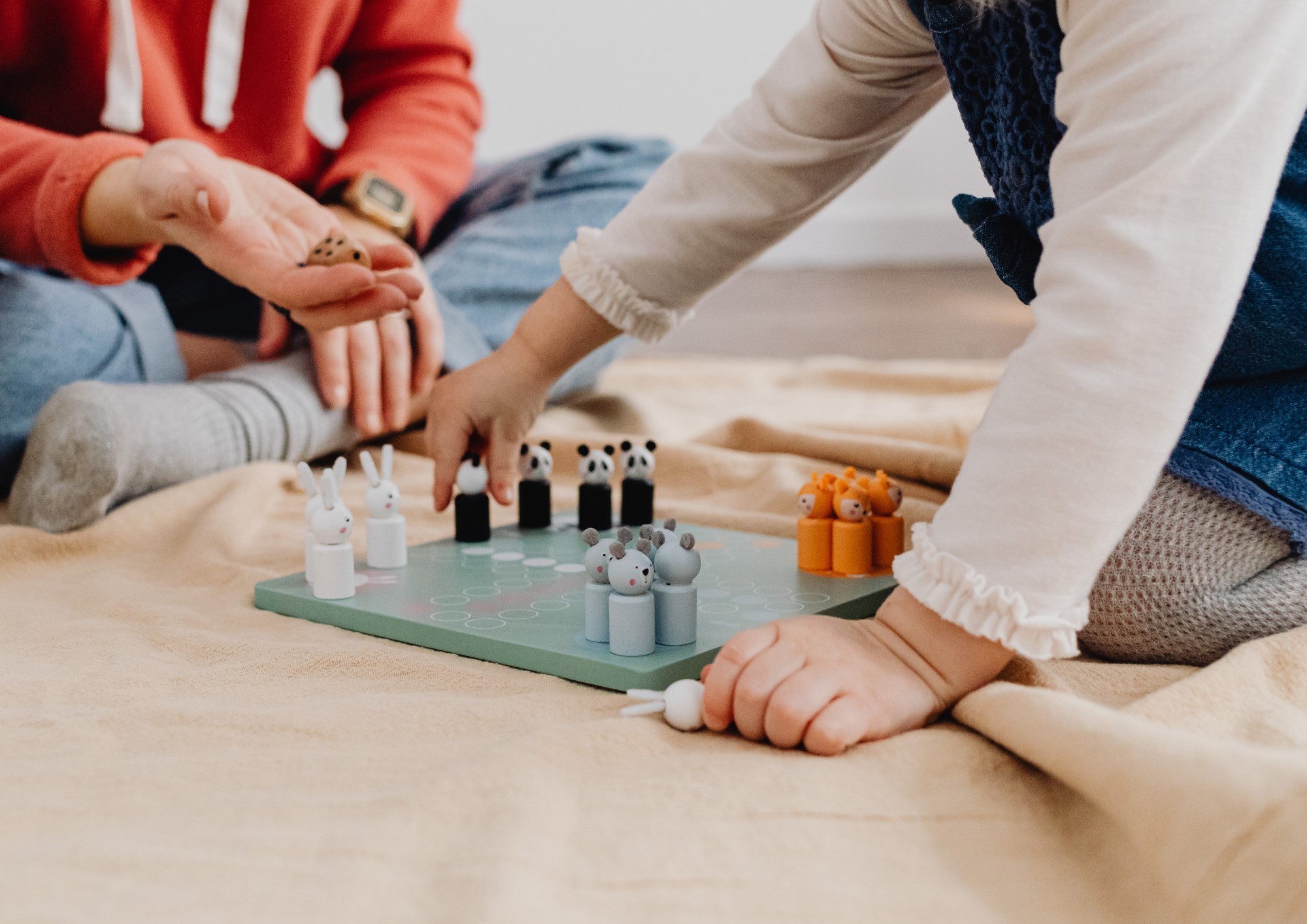 ZOOM SUR MAIN ENFANTS QUI JOUENT AVEC PARENTS