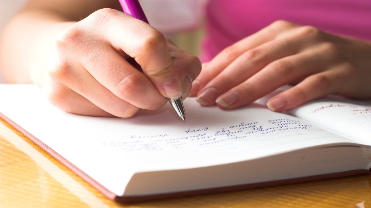 ZOMM SUR MAINS DANS CAHIER