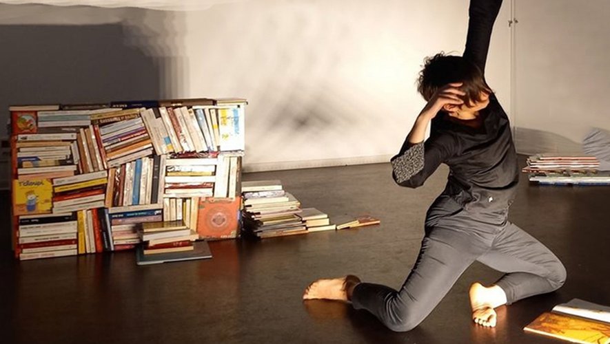 DANSEUSE DEVANT LIVRES