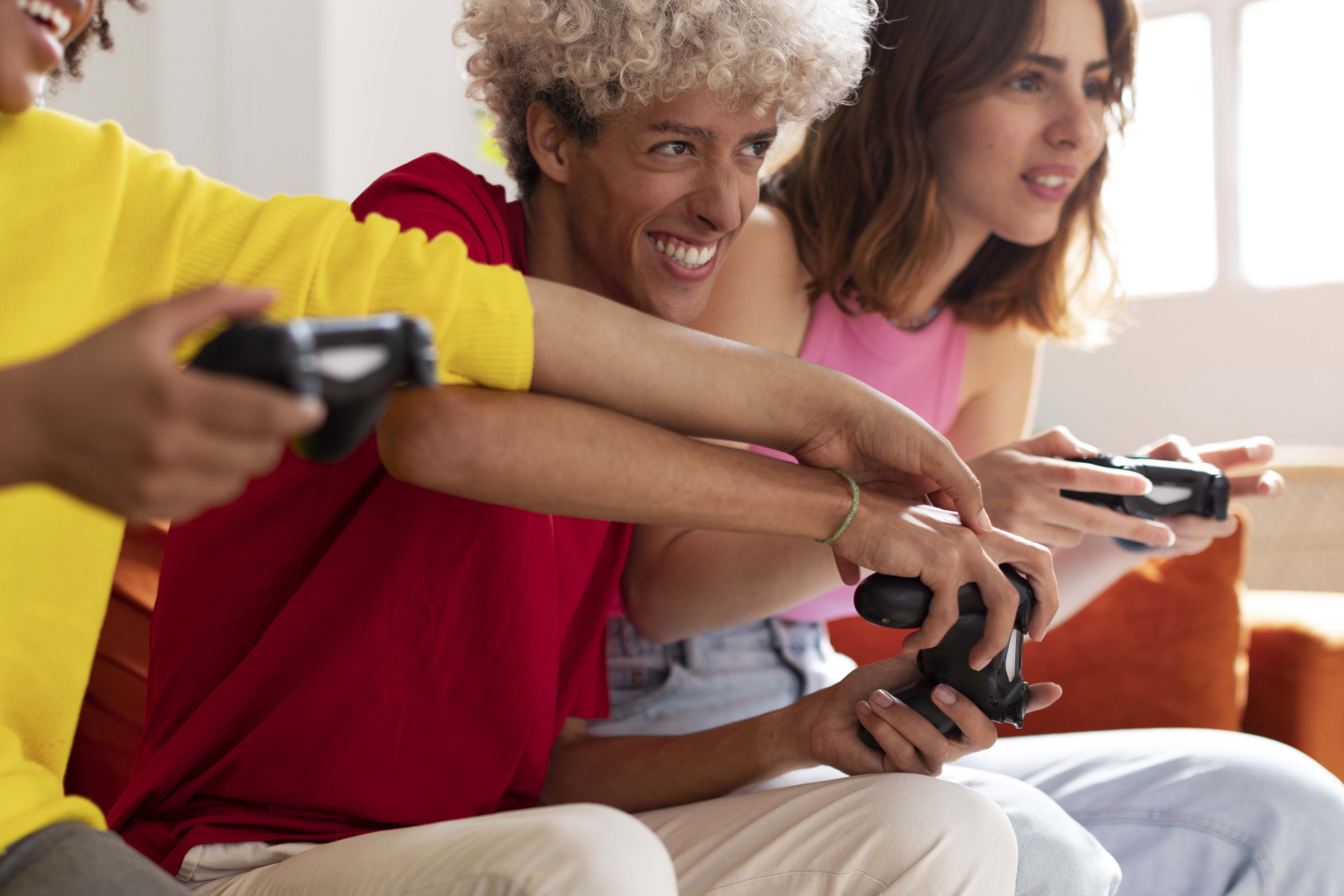 3 amis qui jouent à un jeu vidéo