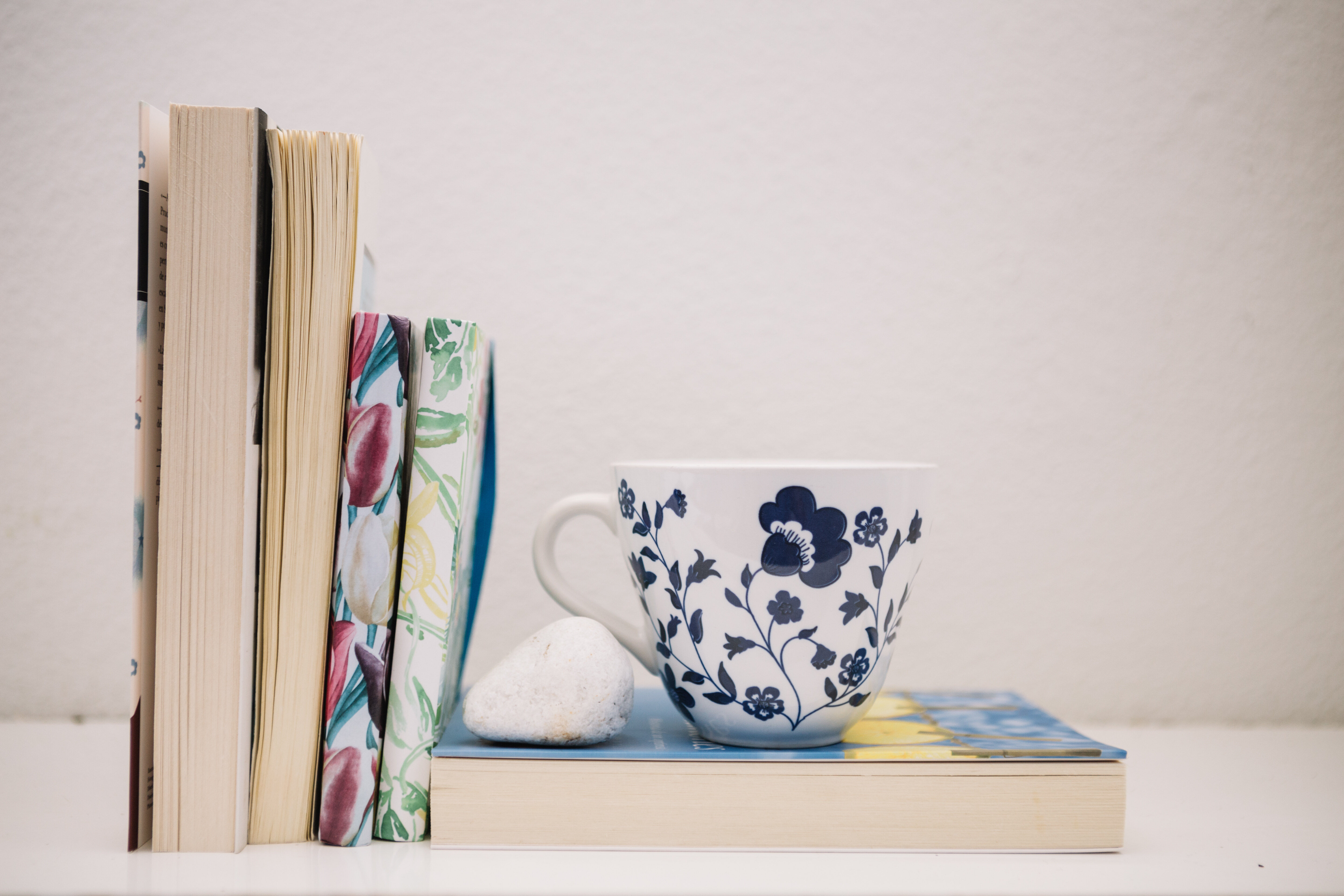 livres avec une tranche décorée