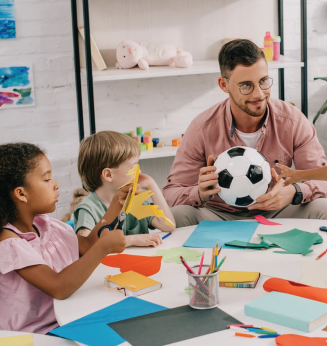 atelier créatif avzec enfant et adulte tenant un ballon