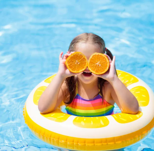 enfant dans l'eau d'une piscine avec bouée jaune