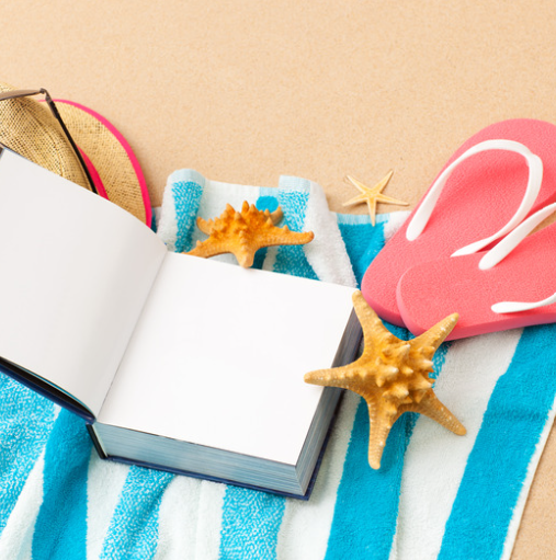 livre sur le sable et coquillage