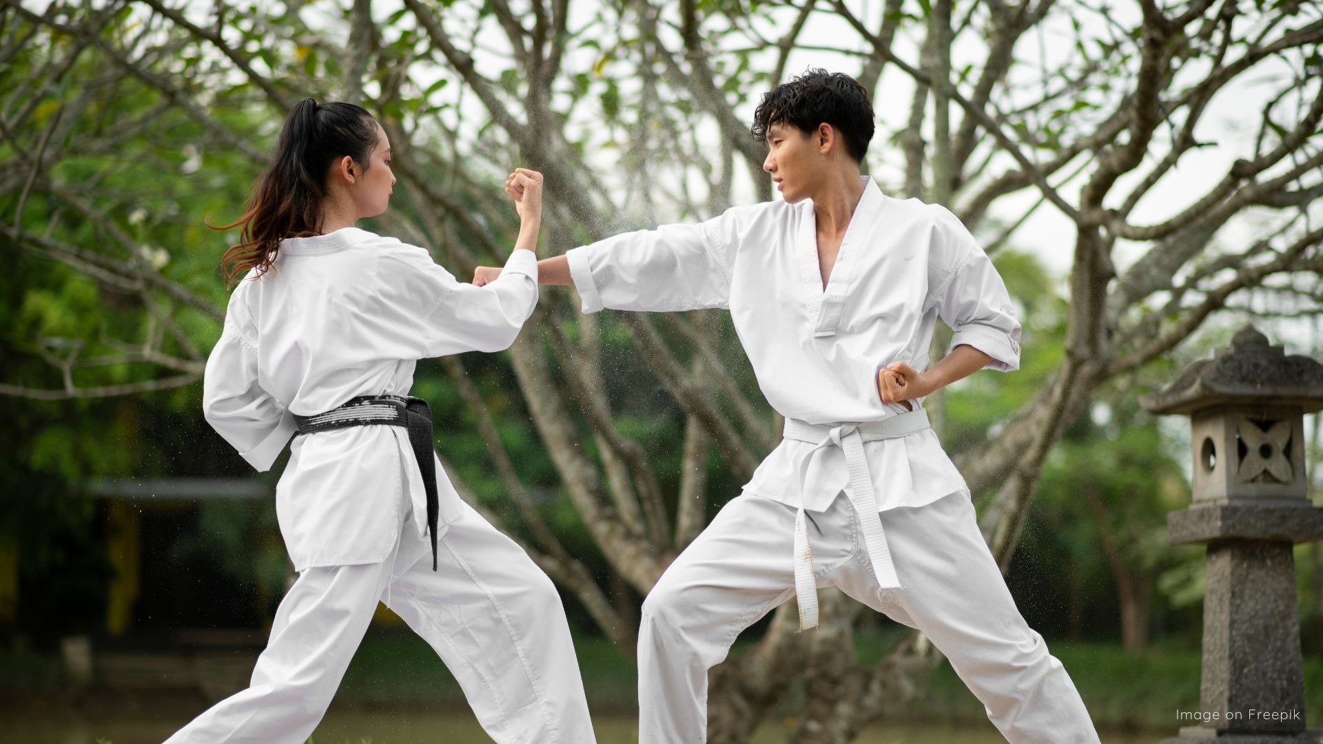 Deux sportifs pratiquant le kempo