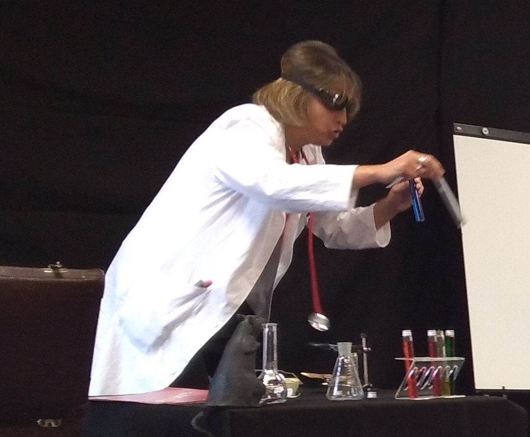 Le professeur Vousavékoi en train de faire une expérience