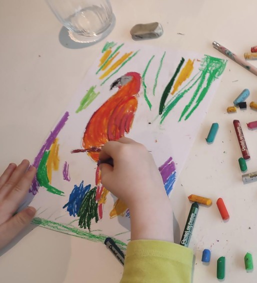 enfant qui dessine