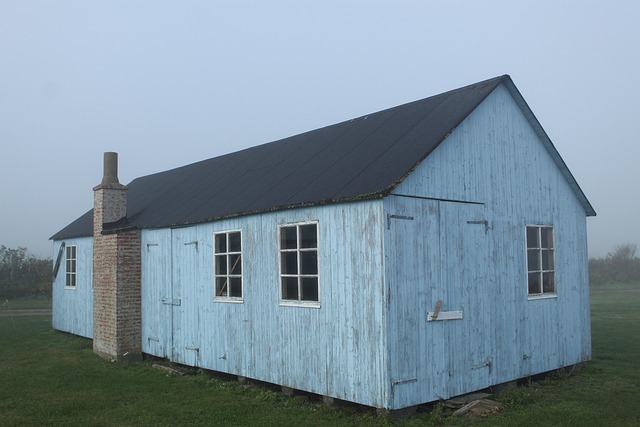 hangar de ferme bleu