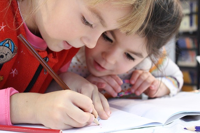 2 petites filles qui écrivent