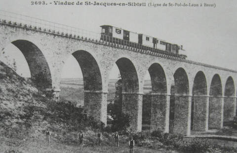 train sur viaduc de Plougoulm