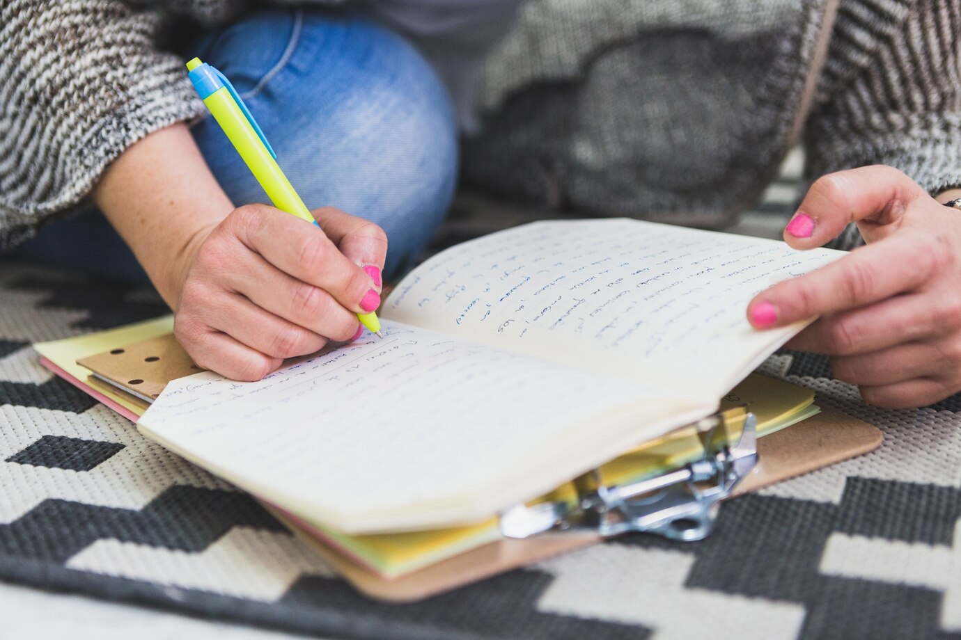 personne écrivant sur cahier