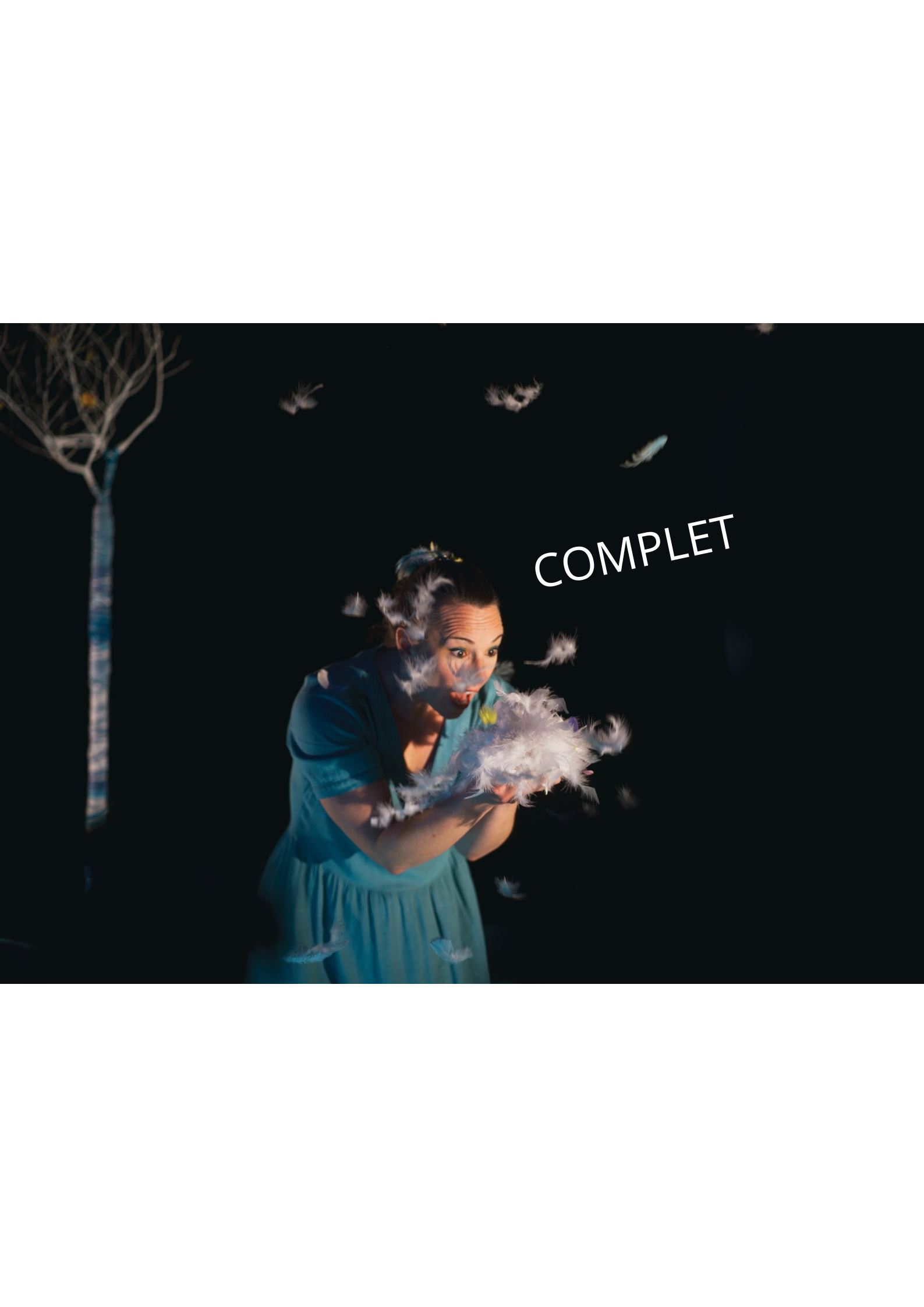 une femme souffle sur des plumes
