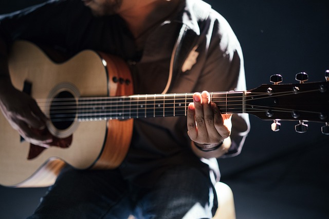 joueur de guitare acoustique