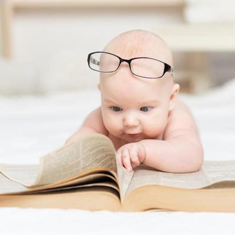bébé lisant