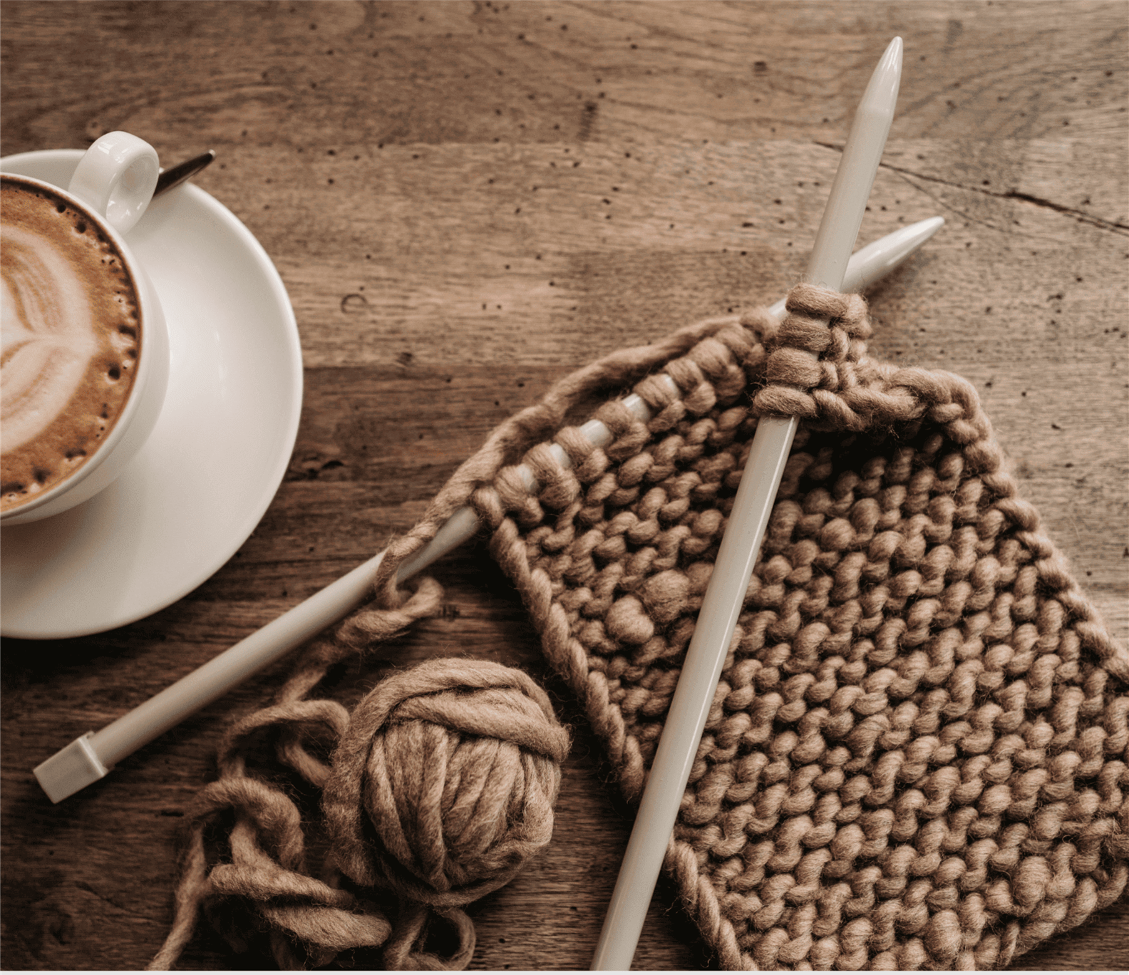 Un tricot et une tasse de café