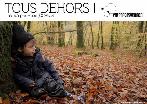 affiche du documentaire avec enfant assis dans un bois