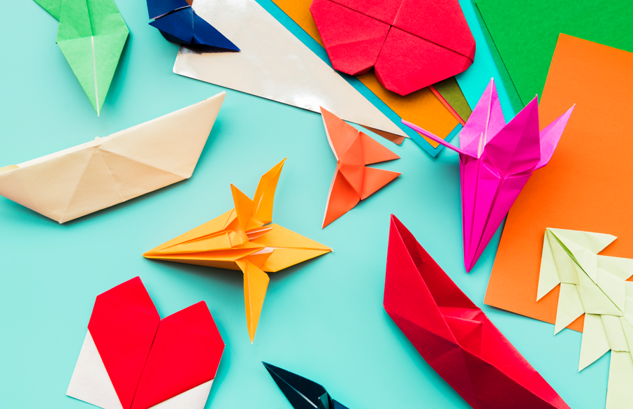 image ave c des origamis colorées
