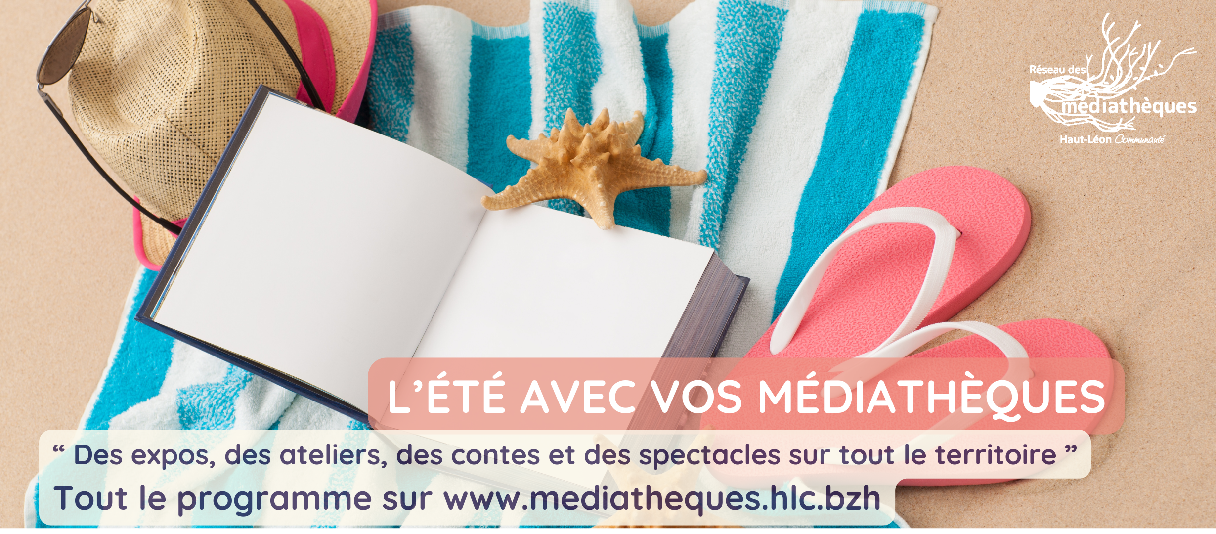 tongs serviette de plage et livre