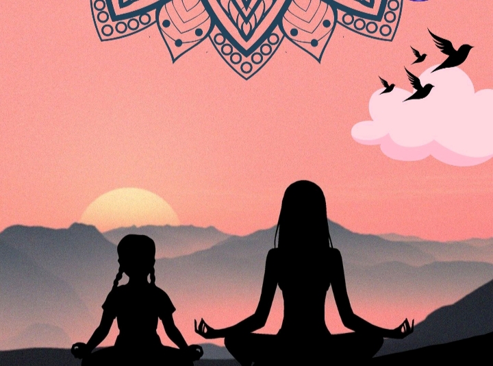 deux personnes en posture du lotus, regardent le soleil couchant