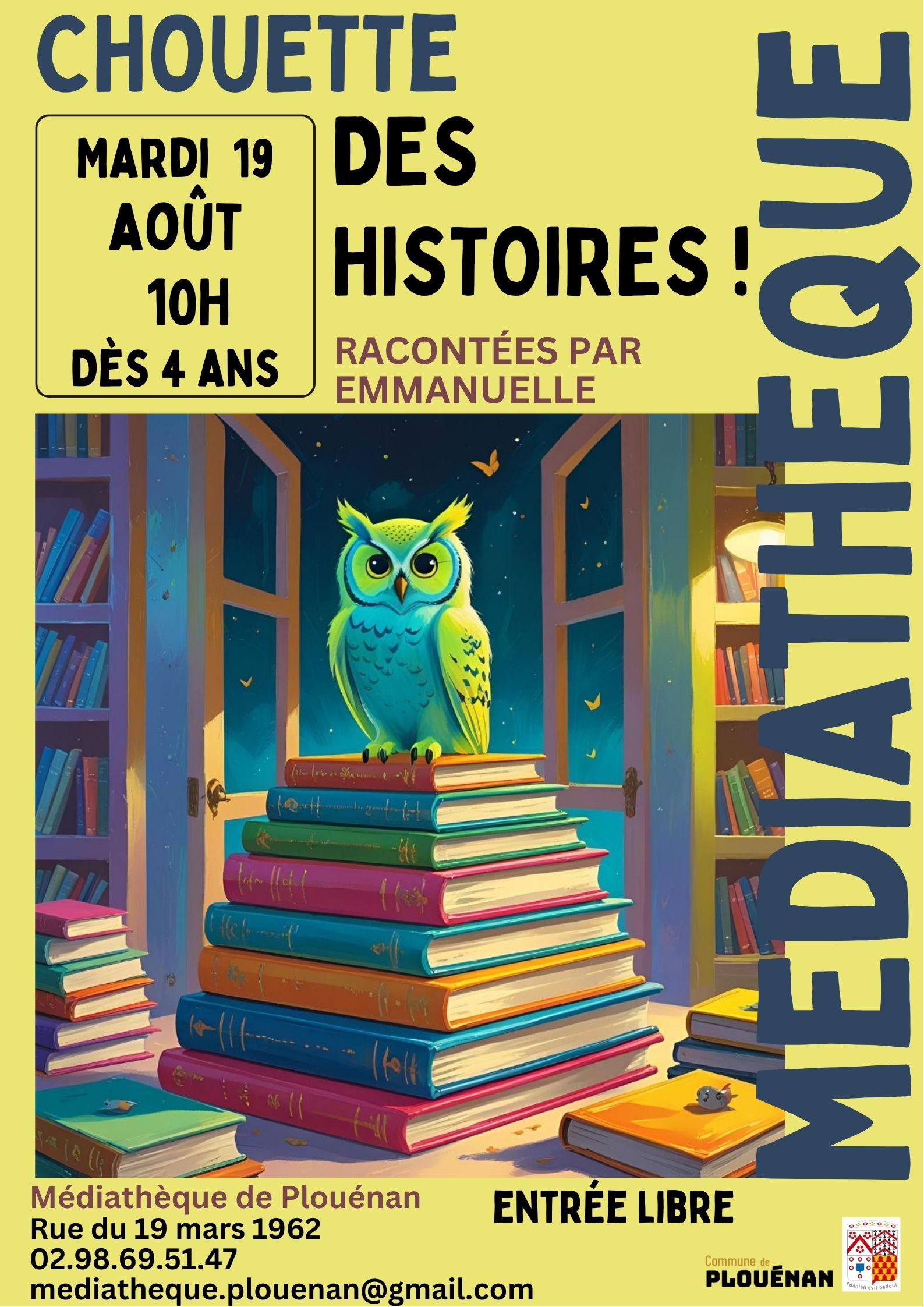 Une chouette fluorescente sur une pile de livres colorés