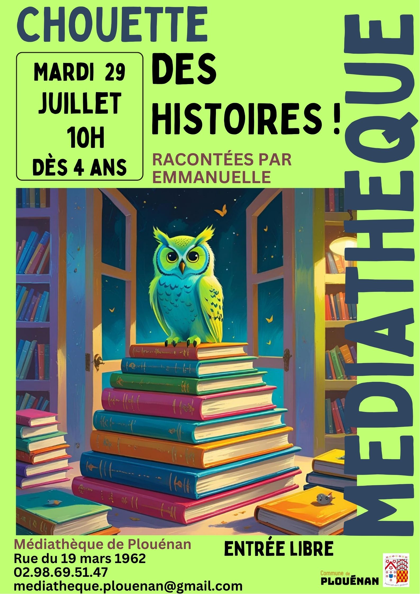 Une chouette fluorescente sur une pile de livres colorés