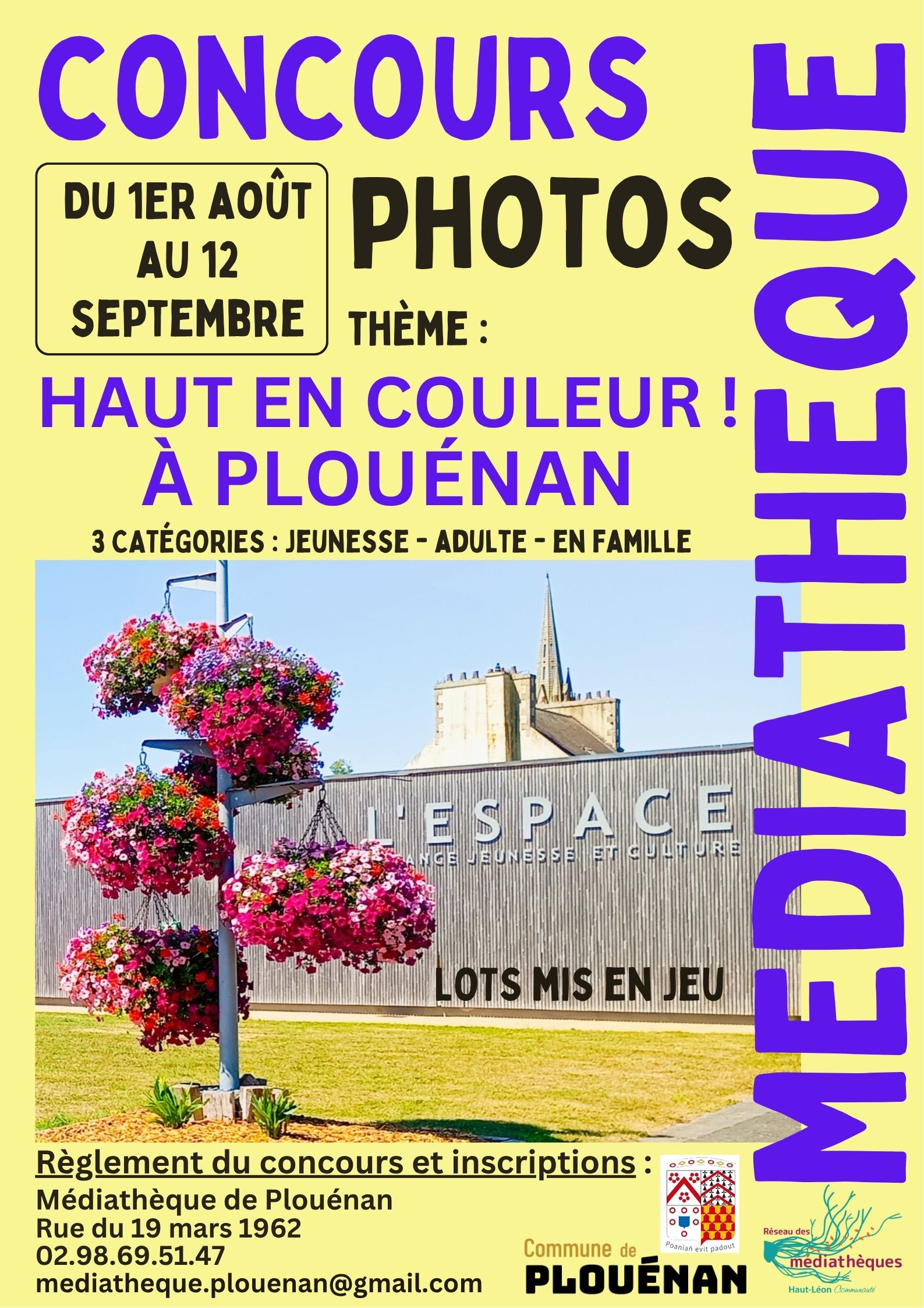 Photographie du bâtiment l'Espace, avec en premier plan un ensemble fleuri de grande envergure