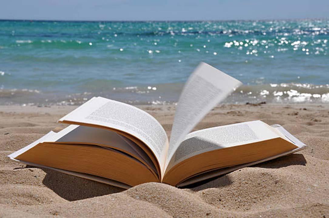 livre ouvert sur la plage