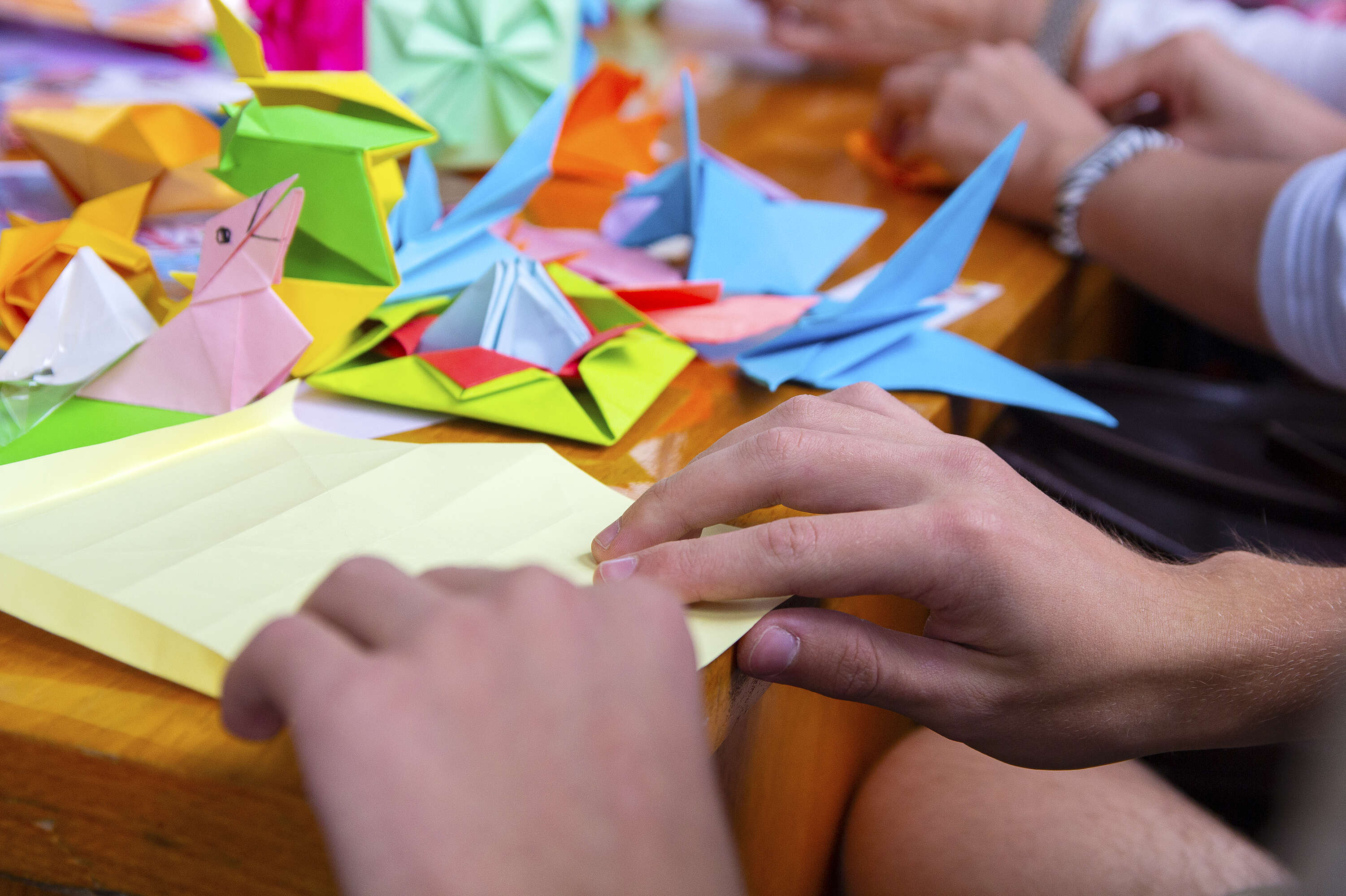 mains qui font de l'origami