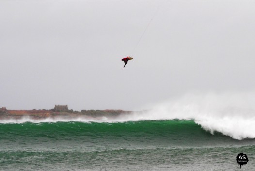 photographie de la mer avec un kite surfeur