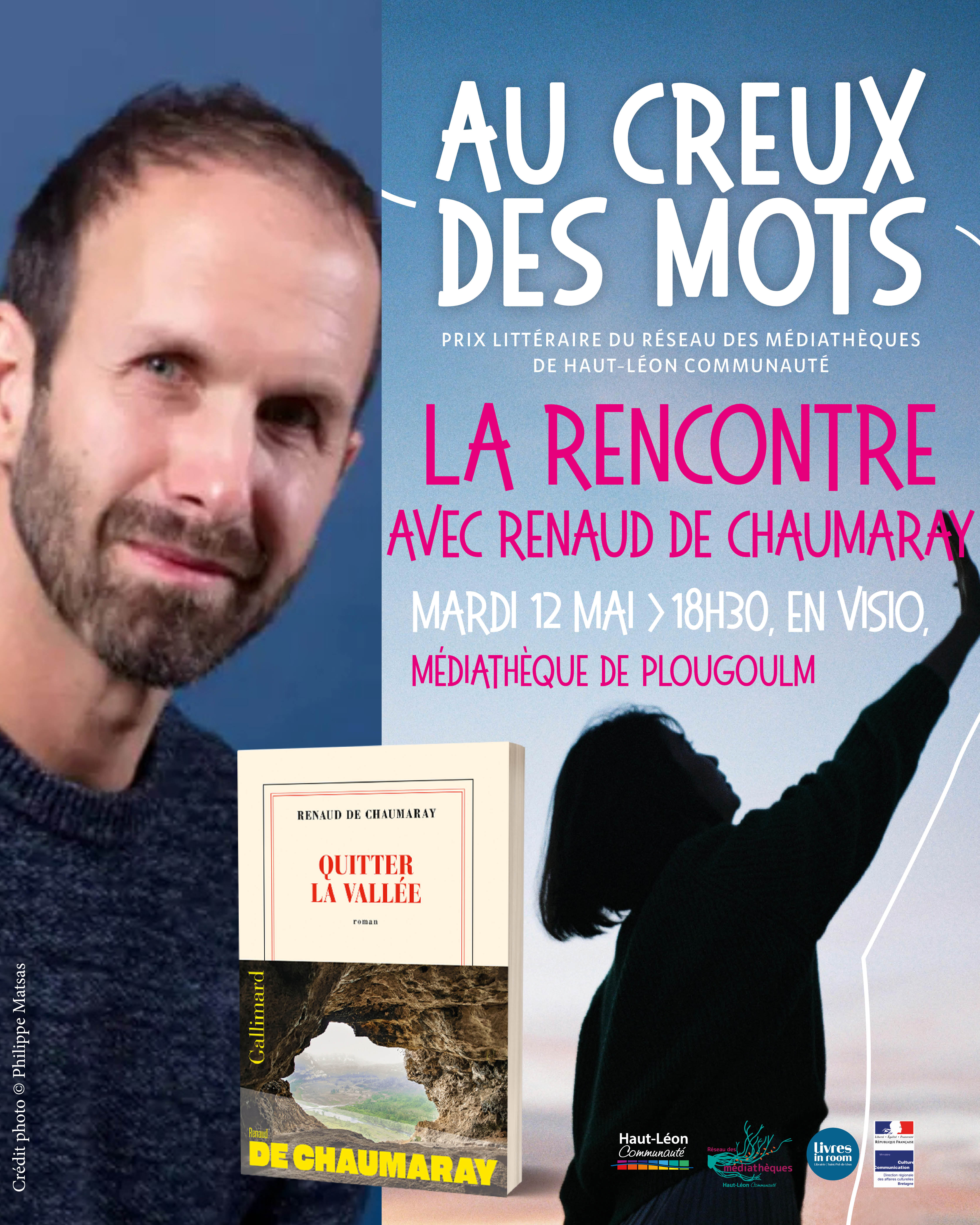 Portrait de Renaud ed Chaumaray devant couverture de son roman