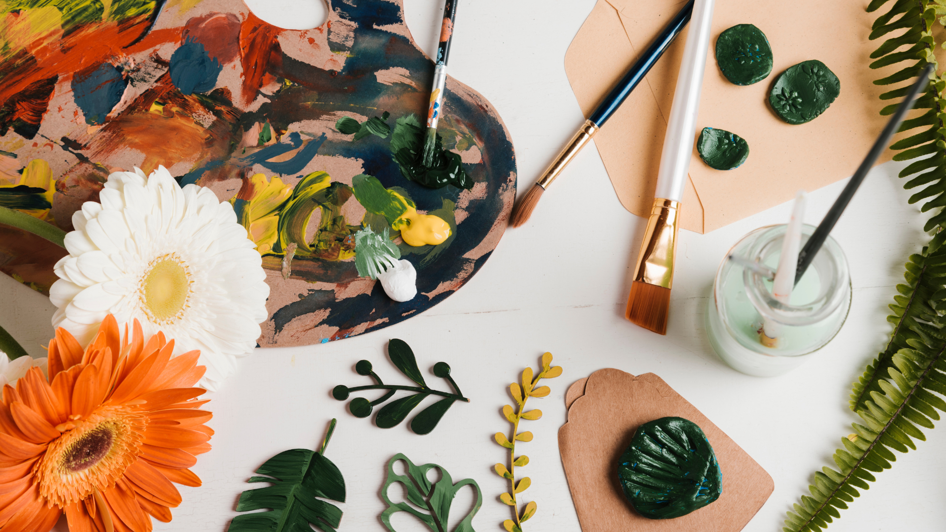 de la peinture avec des pinceaux et des fleurs et plantes