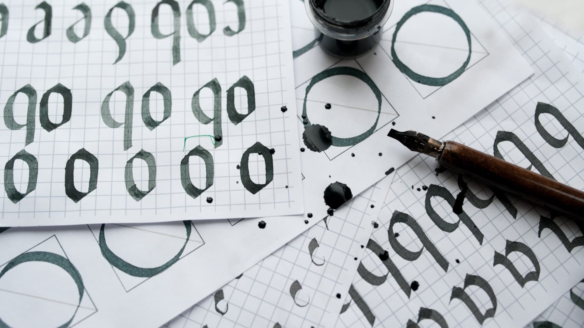 feuilles de calligraphie à l'encre