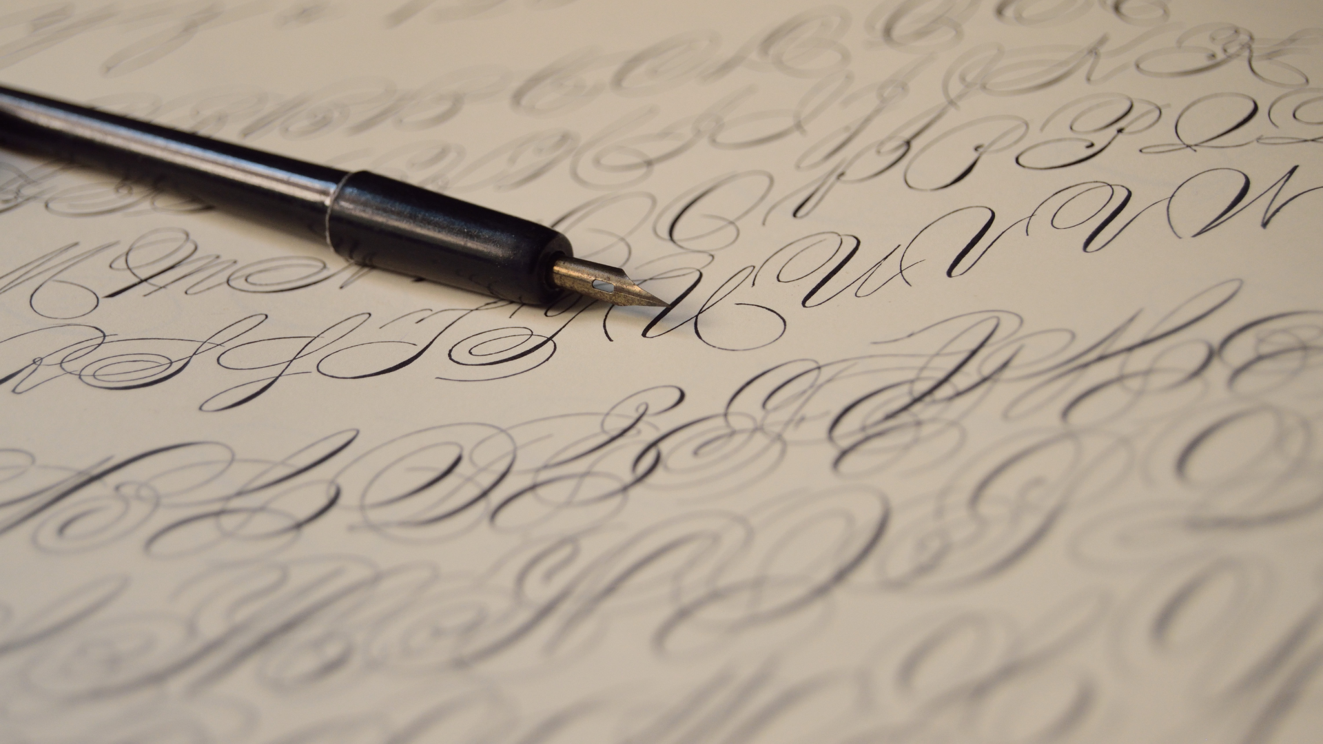 une feuille d'écriture calligraphiée avec une plume de calligrahe