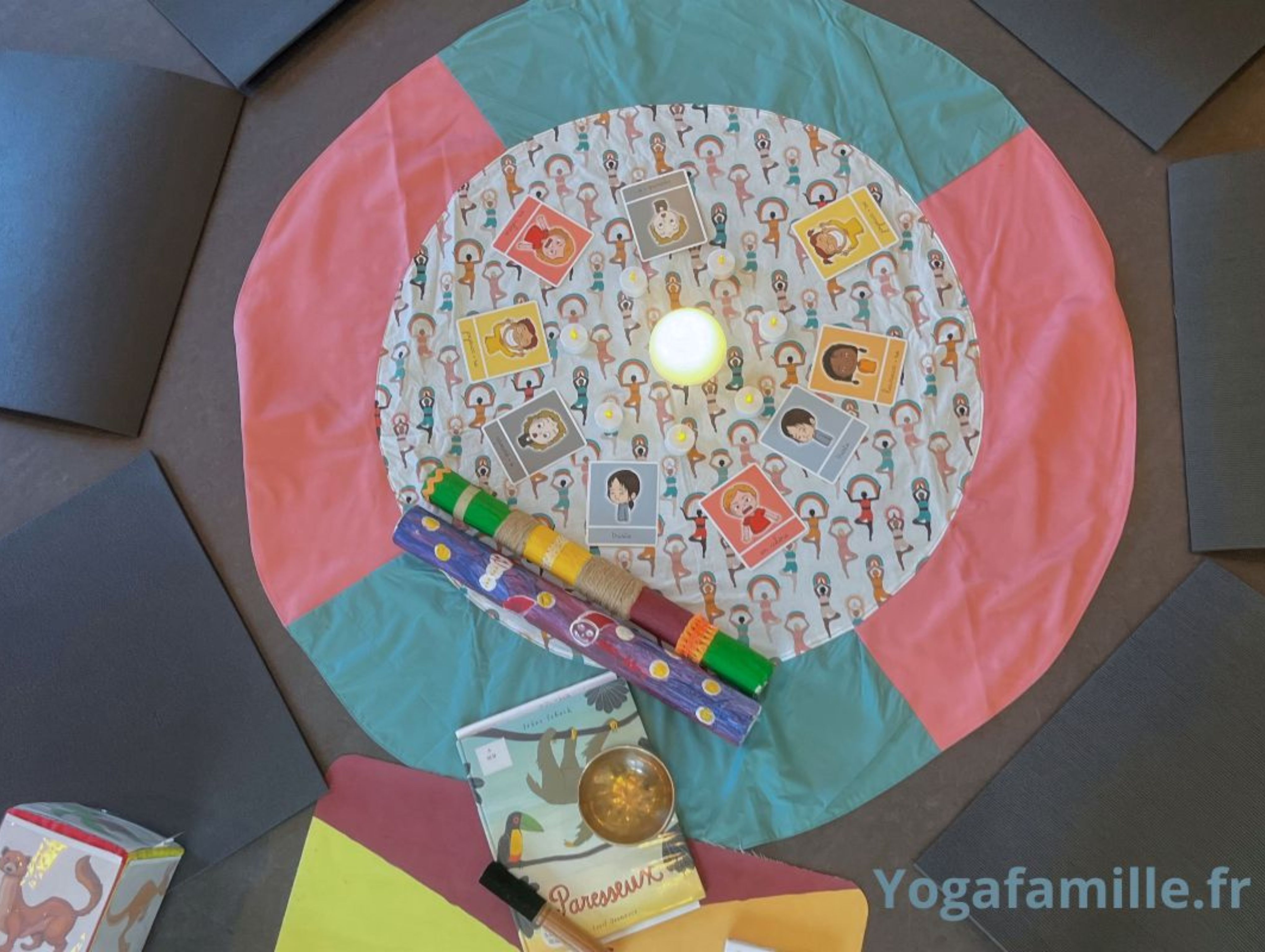 un tapis de yoga et quelques instruments dont un bâton de pluie