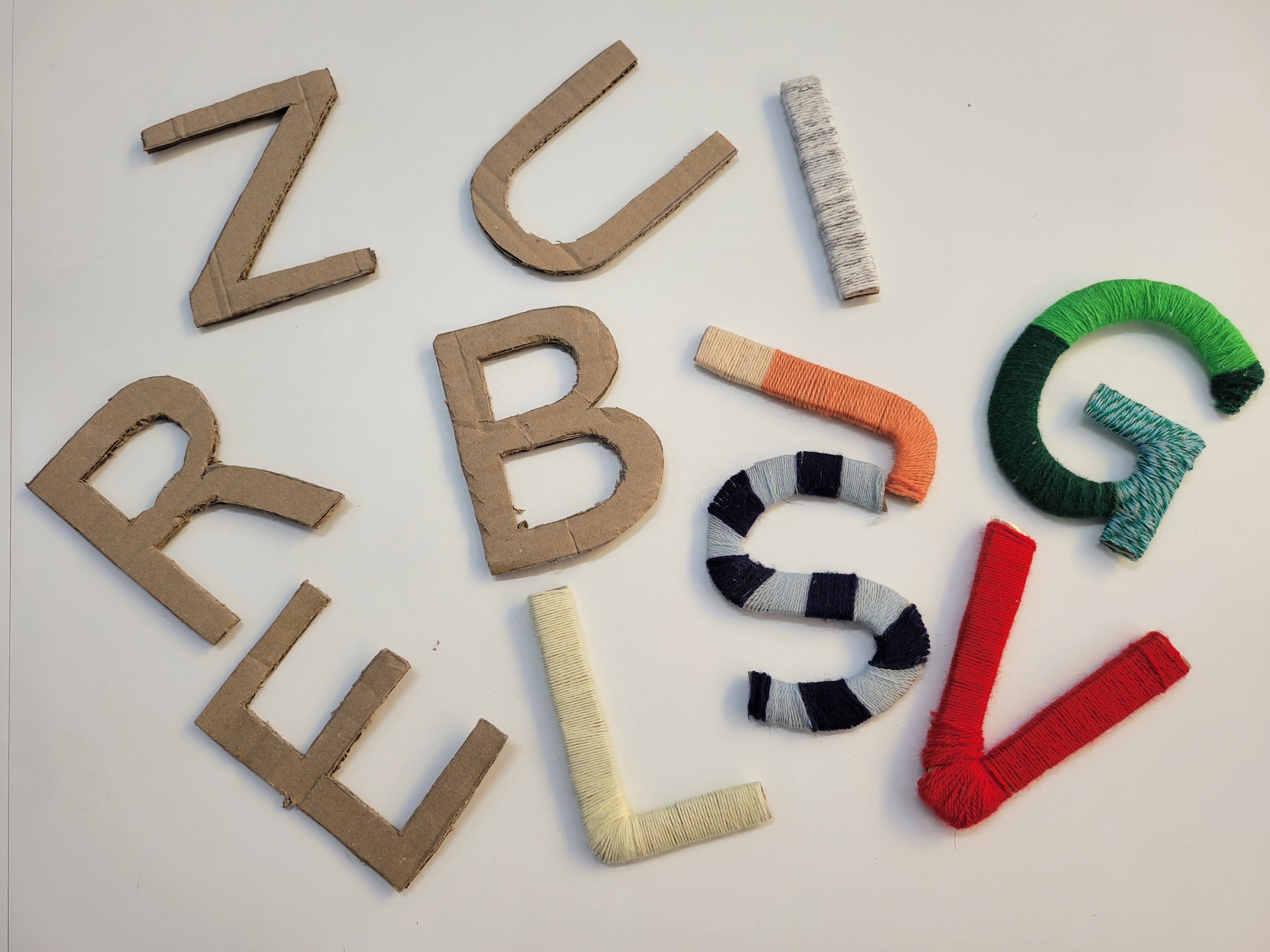Lettres de carton et de laine