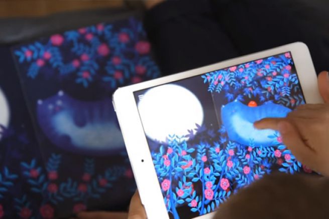 une tablette avec un livre en dessous.