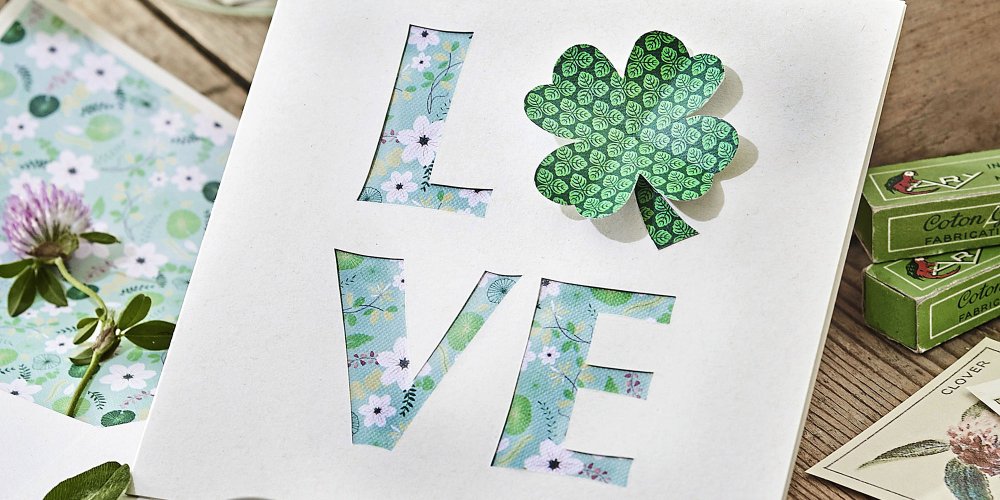 une carte papier ecrit LOVE