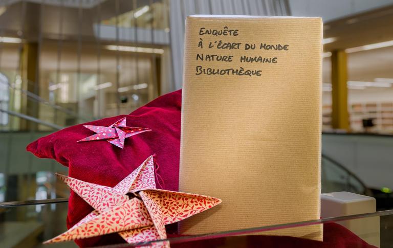 un cadeau rouge accompagné d'un petit texte
