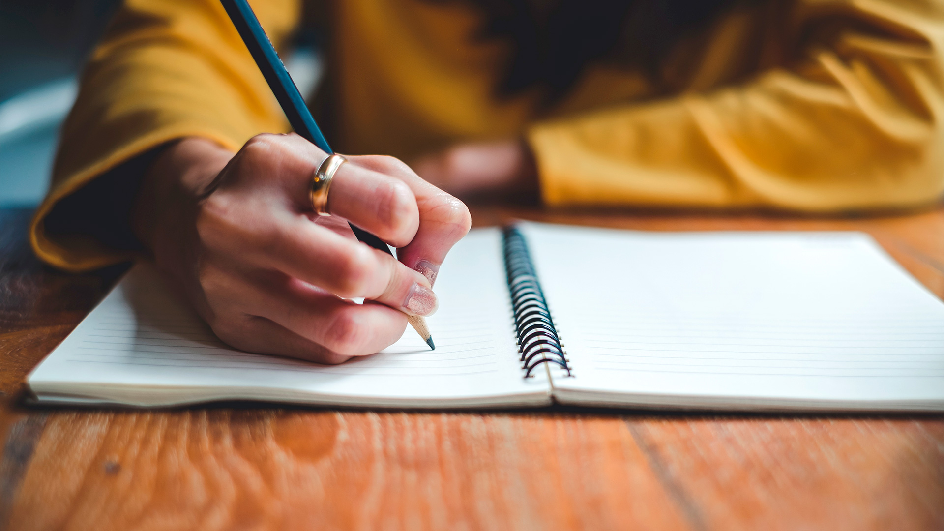 texte main écrivant