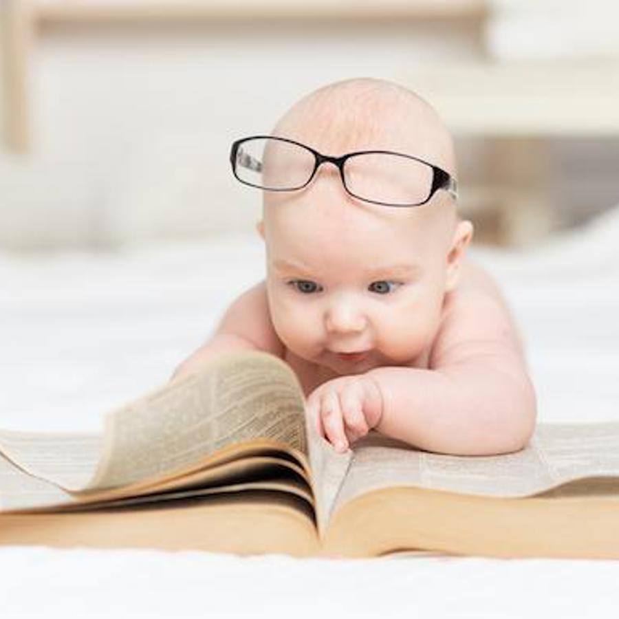 un bébé lisant un livre
