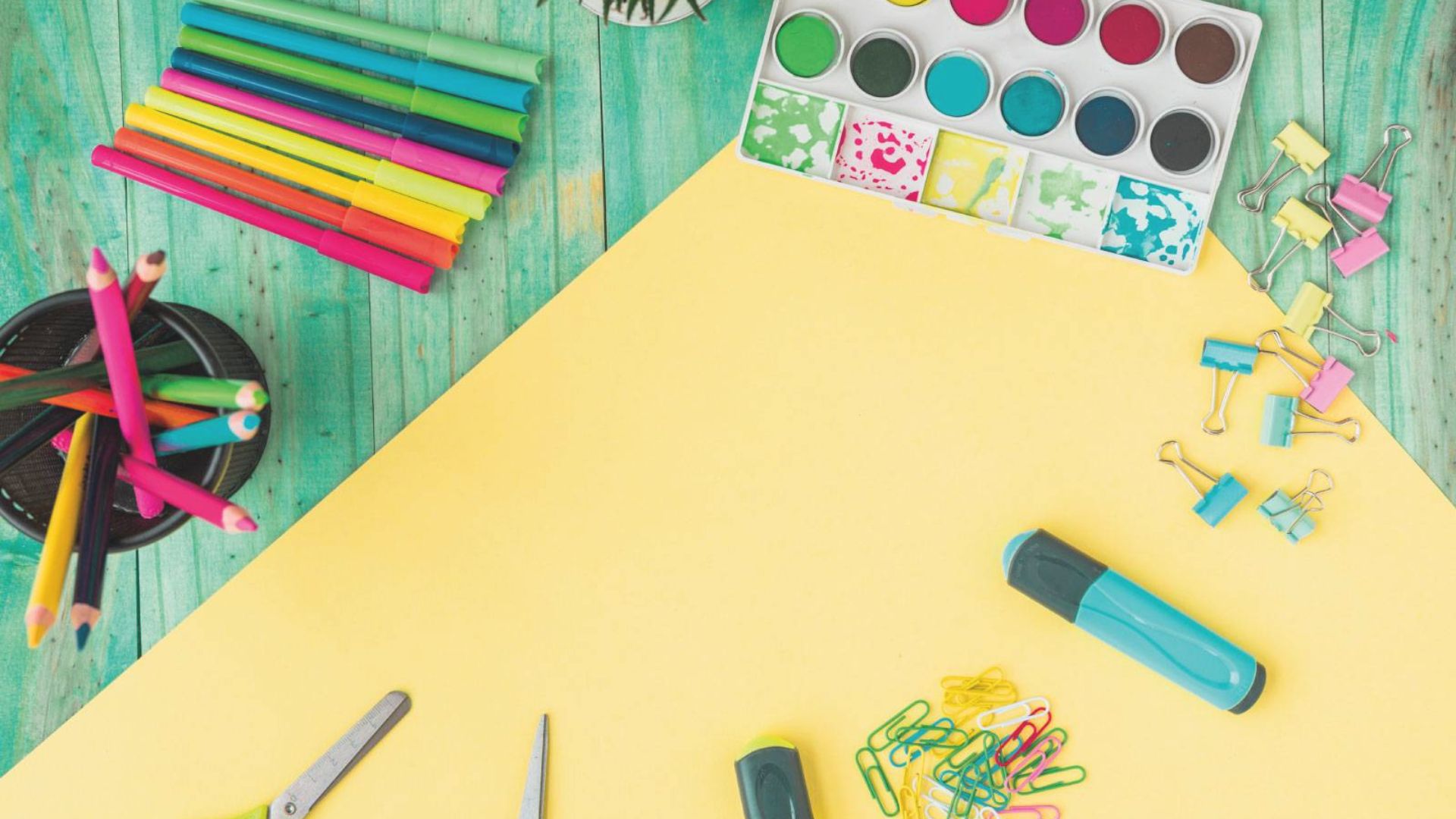 ciseaux, colle, papiers, crayons, peinture pour bricoler