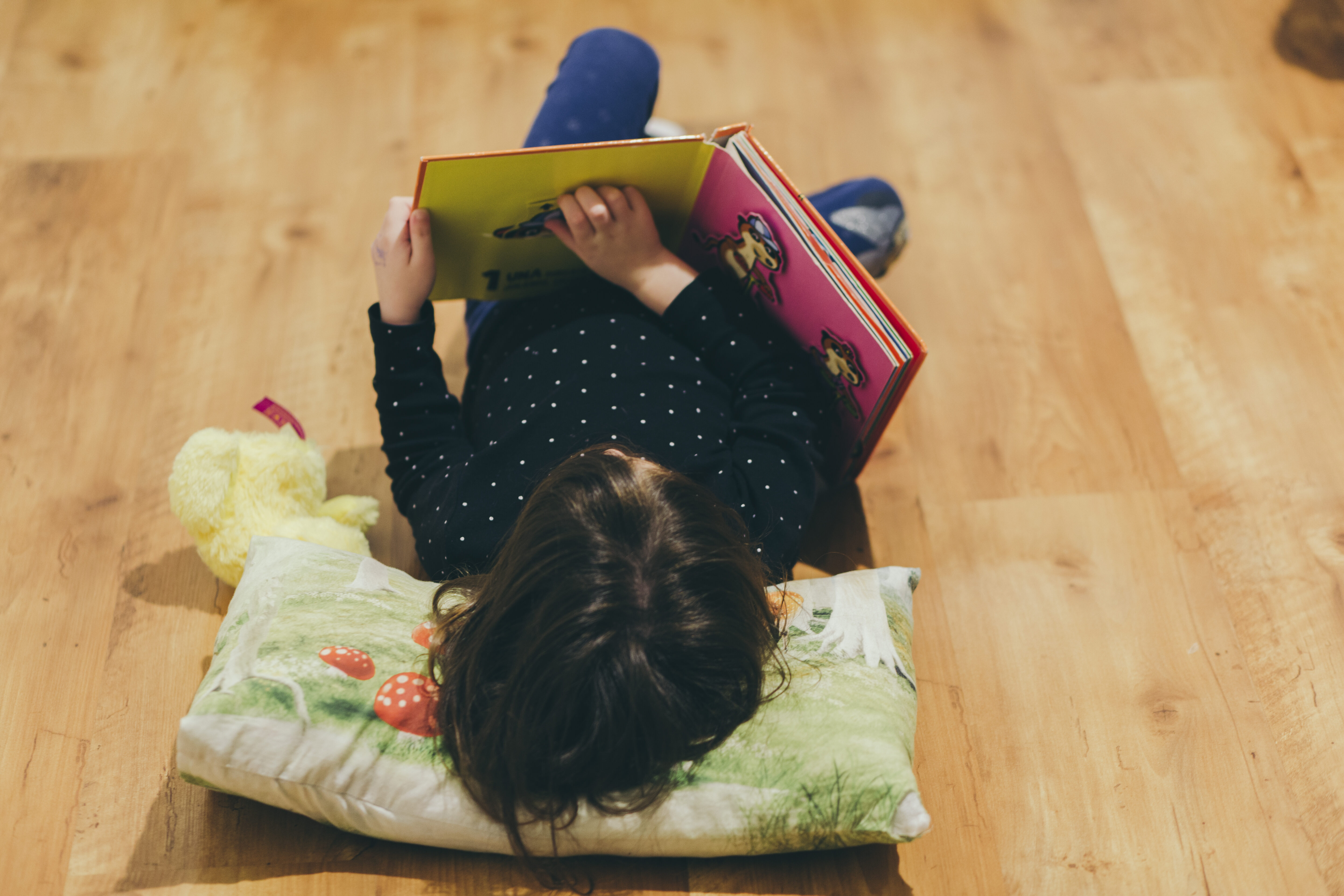 Enfant lisant un livre