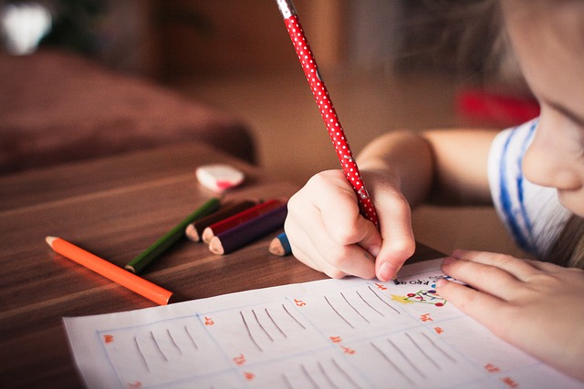 enfant écrivant sur une feuille