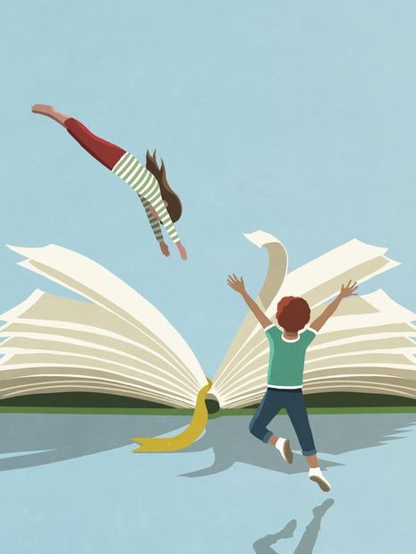 un livre ouvert et des enfants autour