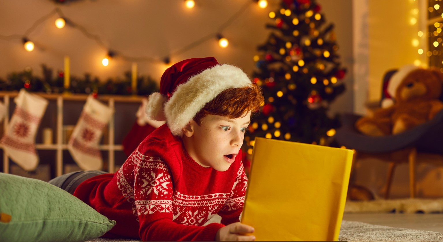 un garçon lit un livre à Noël