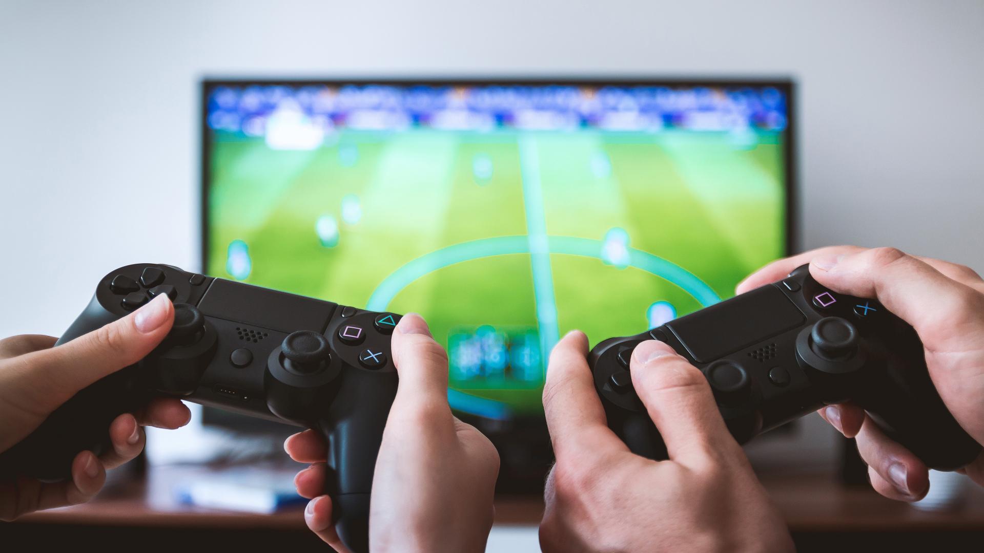 2 personnes jouant au jeu vidéo