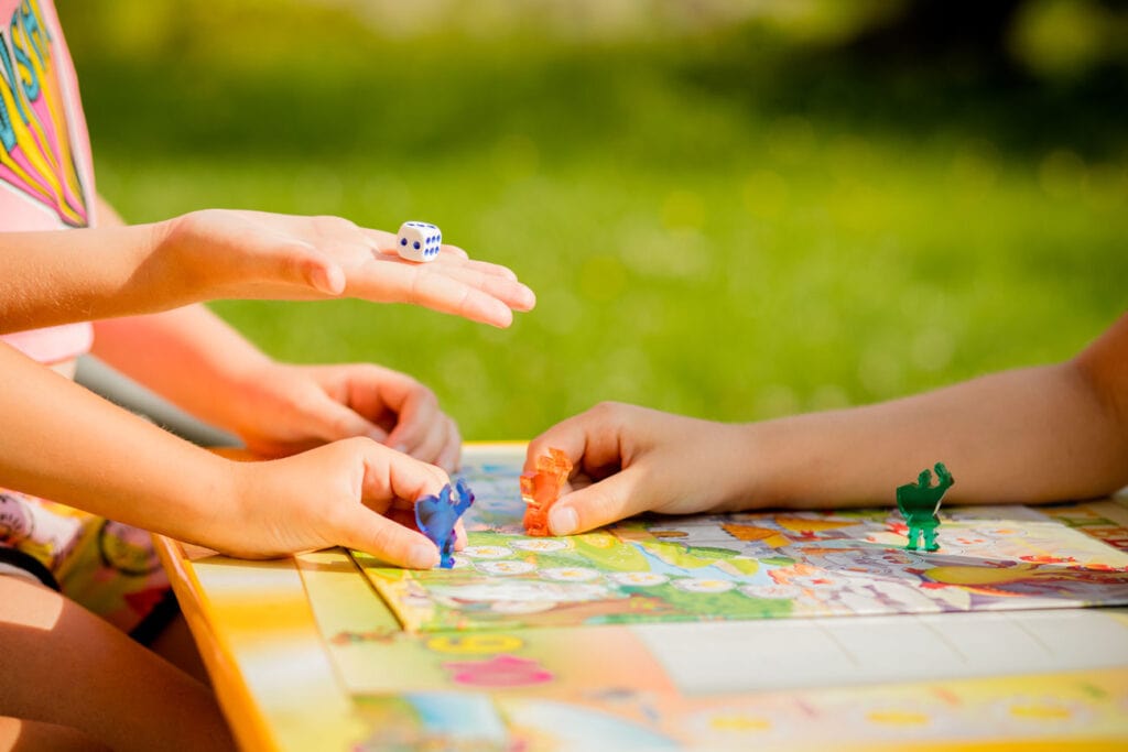 des personnes jouent à un jeu de société sur plateau
