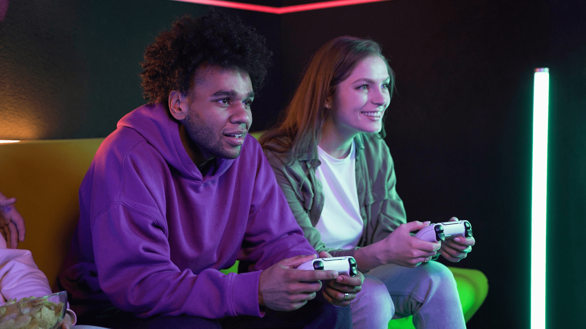 une fille et un garçon jouant à la console